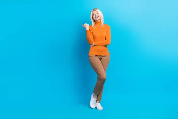 Volledige Lengte Foto Van Vrolijke Dromerige Vrouw Gekleed Oranje Sweatshirt — Stockfoto