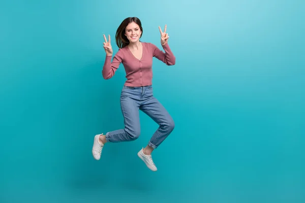 Foto Comprimento Total Mulher Otimista Agradável Usar Calças Jeans Camisa — Fotografia de Stock