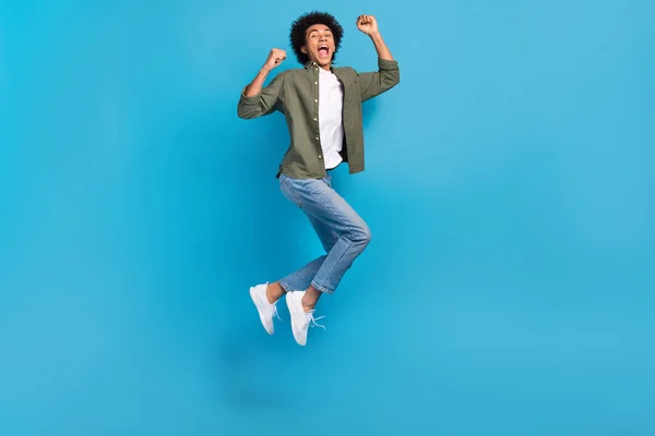 Mavi Arka Planda Izole Edilmiş Zıplayan Mutlu Kişinin Tam Vücut — Stok fotoğraf