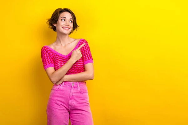 Retrato Senhora Muito Positiva Usar Roupas Rosa Moda Apresentando Espaço — Fotografia de Stock