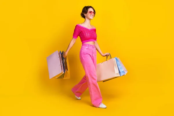 Full Length Φωτογραφία Της Ευχάριστης Γυναίκας Φορούν Ροζ Πλεκτό Τοπ — Φωτογραφία Αρχείου