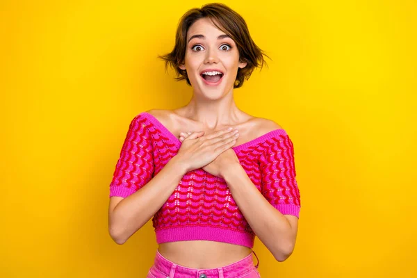 Πορτρέτο Του Αστείο Κορίτσι Της Νεολαίας Χέρια Στήθος Σοκαρισμένος Τρελή — Φωτογραφία Αρχείου