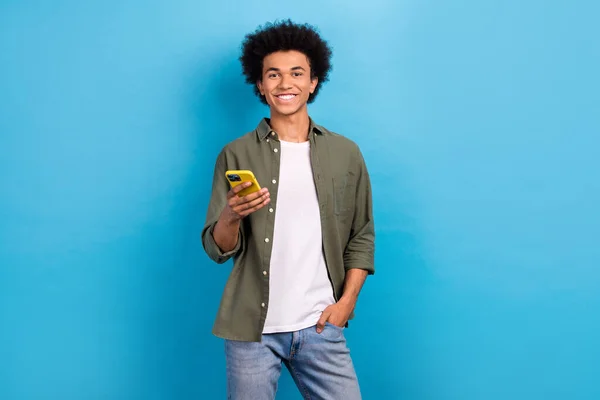 Photo Young Positive Man Blogging Hold New Smartphone Xiaomi Marki — Zdjęcie stockowe