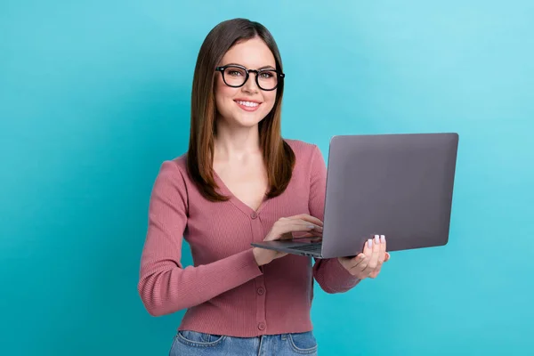 Tatmin Olmuş Genç Bir Kızın Fotoğrafı Pembe Gömlekli Dizüstü Bilgisayarı — Stok fotoğraf