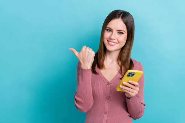 Photo Young Iphone User Girl New Gadget Recommend Pointing Finger — Stock Photo, Image