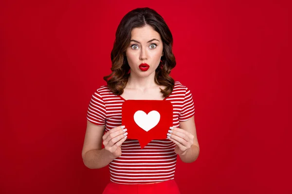 Foto Blogueiro Atordoado Senhora Lábios Vermelhos Segurar Grande Papel Coração — Fotografia de Stock