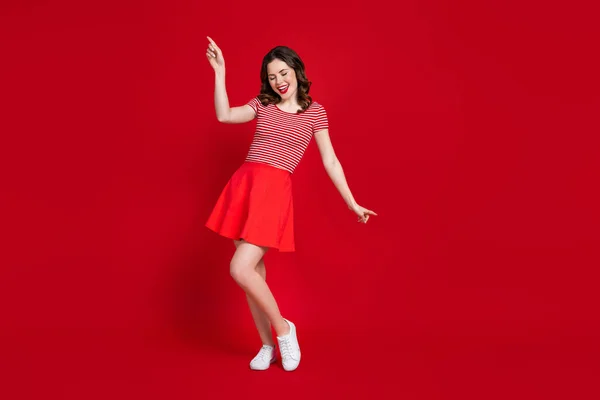 フルボディ写真の愛らしいダンスの女の子の服パーティー新しいスカートショッピングプロモーション着用トップガムシューズ隔離された赤の色の背景 — ストック写真