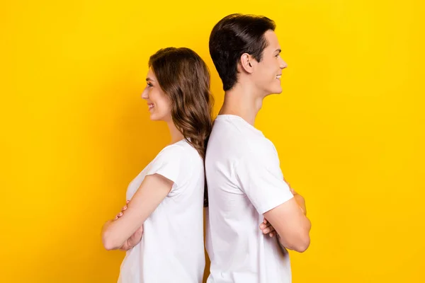 2人のサイドプロフィールポートレートビュー笑顔のパートナーは白いTシャツを着て良い気分の友人は黄色の色の背景に孤立手を折り畳む — ストック写真