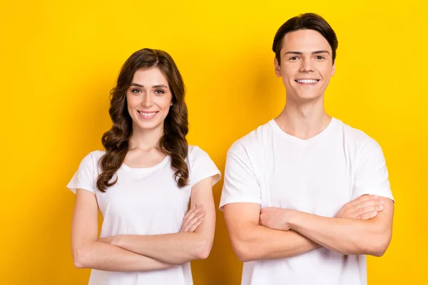 夫婦2人の自信に満ちた家族の写真は 黄色の背景に隔離された白いTシャツ陽気な同僚を身に着けています — ストック写真