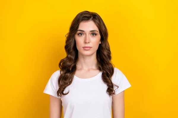 노랗게 곱슬곱슬 머리를 사무실 관리인 배경에 고립된 티셔츠를 여성의 — 스톡 사진