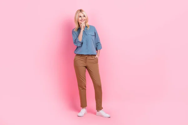 魅力的なビジネス女性のフルボディサイズの写真は ピンクの色の背景に隔離された青いシャツ茶色のパンツのタッチあごの心空のスペースのアイデアを見て — ストック写真