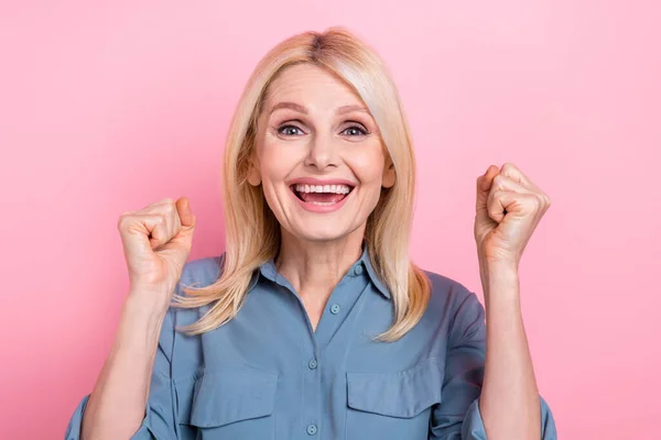 Portraitfoto Von Überglücklich Lustig Überrascht Blonde Haare Rentnerin Dame Hebt — Stockfoto