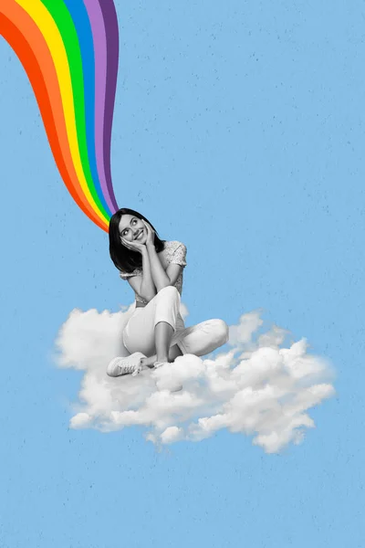 艺术作品杂志拼贴的梦幻女士坐在云彩上的照片 彩虹生长的头隔离的图画背景 — 图库照片
