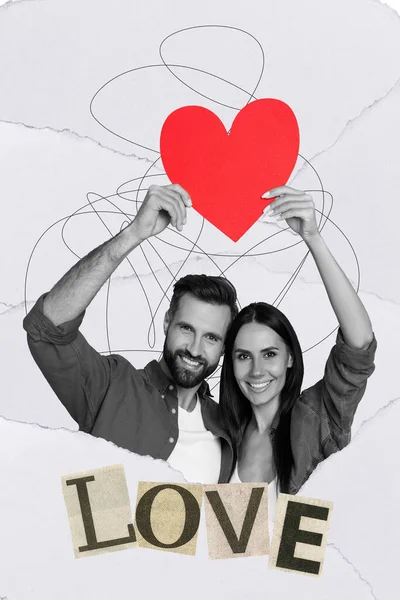 纵向图像拼贴年轻夫妇已婚人士提出大型明信片红纸心脏庆祝结婚周年的概念 — 图库照片