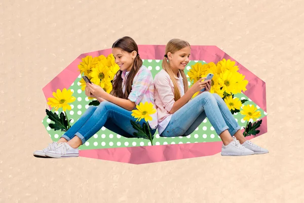 Template Collage Von Zwei Schülerinnen Den Sommerferien Sitzen Helle Gänseblümchen — Stockfoto