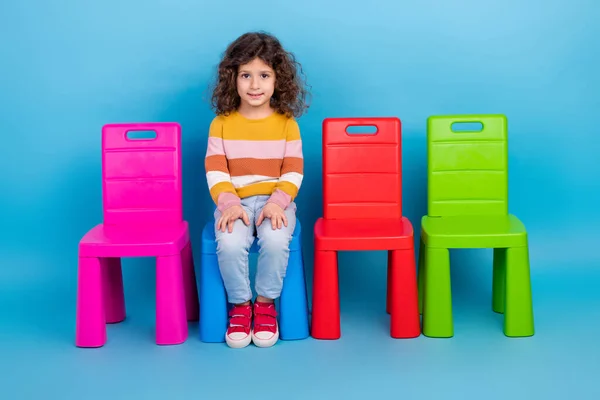 Taatkar Sevimli Kahverengi Saçlı Kızın Anaokulu Koltuğunda Oturup Mavi Arka — Stok fotoğraf