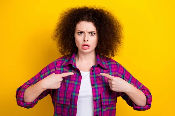 若いストレスの女性の服の写真は 紫色のシャツを直接指自身が疑問視混乱Wtf黄色の色の背景に隔離 — ストック写真