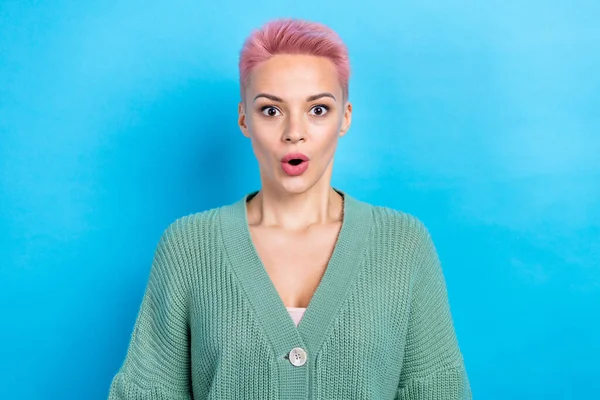 面白い驚きの女性の写真ピンクの短い髪型見てショックを受けた唖然と緑のカーディガン隔離された青の色の背景を着用 — ストック写真