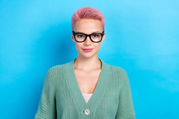 自信のあるビジネス女性の肖像染めの髪型は 青の色の背景に隔離されたトップ豊かな人雑誌のためのポーズ緑のシャツを身に着けている — ストック写真