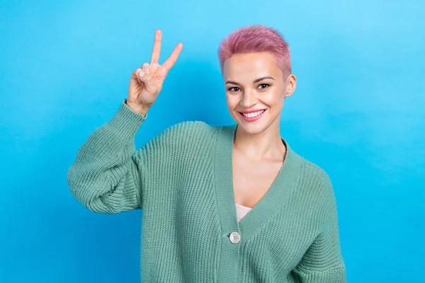 Portret Młoda Przyjazna Osoba Różowe Farbowane Włosy Kobieta Nosić Zielone — Zdjęcie stockowe