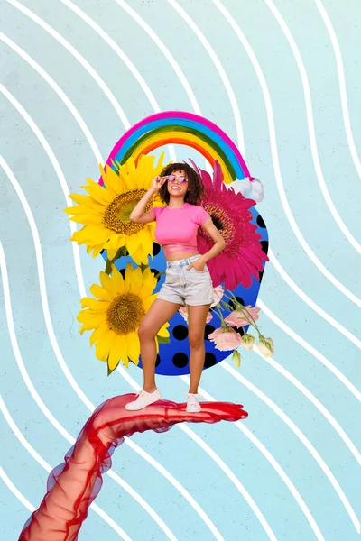 コラージュ3Dピンアップポップレトロスケッチ画像のかなり笑顔の女性楽しんで夏の花孤立したティール色の背景 — ストック写真