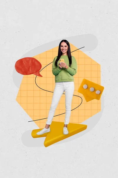 Креативний Фігуративний Рекламний Колаж Молодої Жінки Тримає Телефон Відправляє Смс — стокове фото