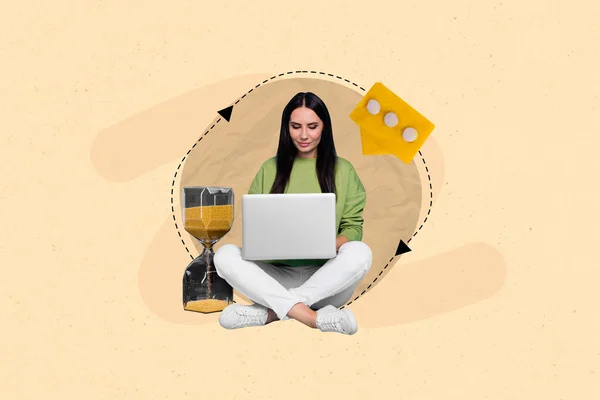Collage Unga Självsäkra Programmerare Kvinna Använder Netbook Timglas Sms Kund — Stockfoto