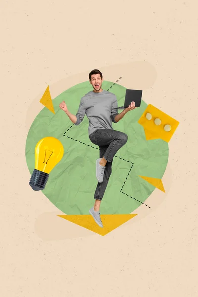 若い興奮フリーランスのビジネスマンの垂直コラージュEureka電球アイデア拳を保持するノートパソコンのメッセージを閉じ込めベージュの背景 — ストック写真