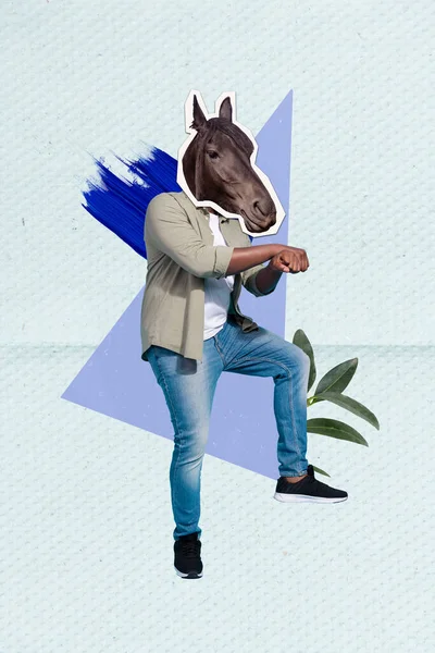 縦型テンプレートデザインコラージュ仮面舞踏会頭野生の馬の男は 青の色の背景に隔離された手江南スタイルのリズムを越え — ストック写真