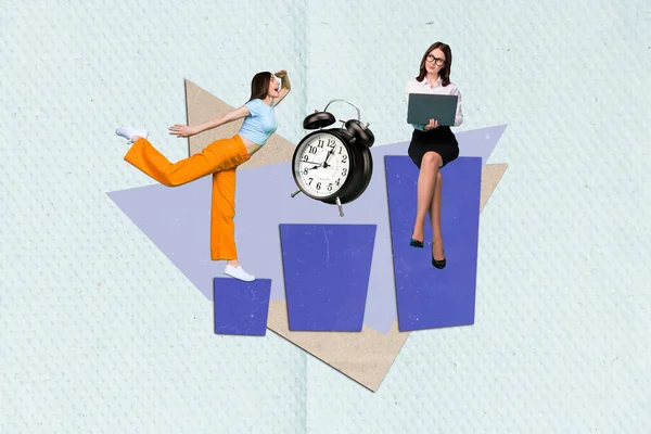 青い背景に隔離された2人の同僚の女性競争力のある検索タイマーインフォチャートの進捗状況の複合設計された創造的なコラージュ — ストック写真