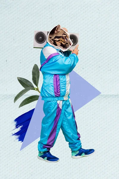 フリークコンセプトコラージュマスクの垂直写真野生の猫は青の色の背景に隔離されたレトロなスポーツウェアのリスニングブームボックス古いヒップホップを着用 — ストック写真
