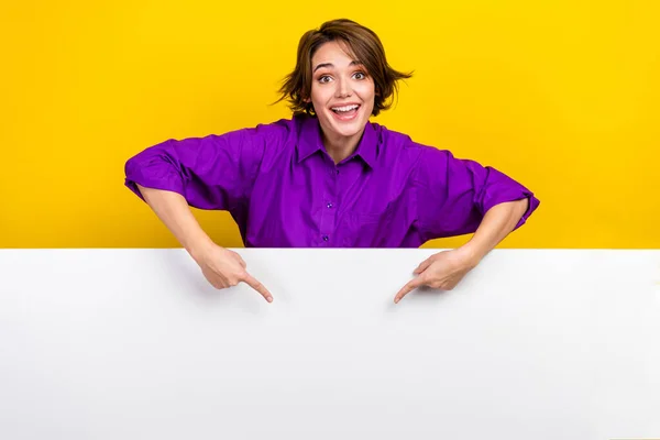 漂亮少女点点的照片肖像 兴奋的白色海报 穿着时髦的紫罗兰色休闲装 背景为黄色 — 图库照片