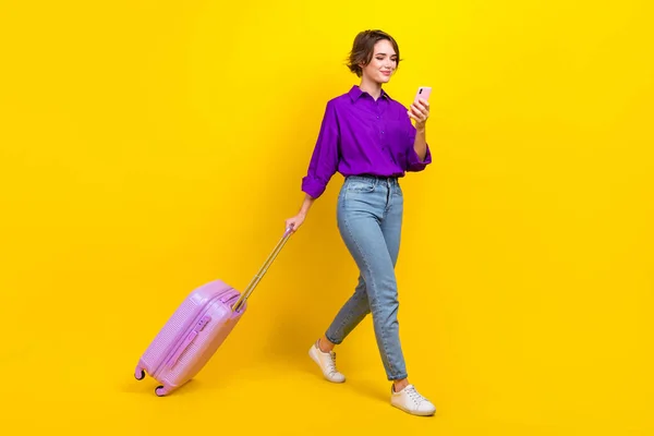 Foto Comprimento Total Senhora Bonita Usar Camisa Violeta Verificação Andando — Fotografia de Stock