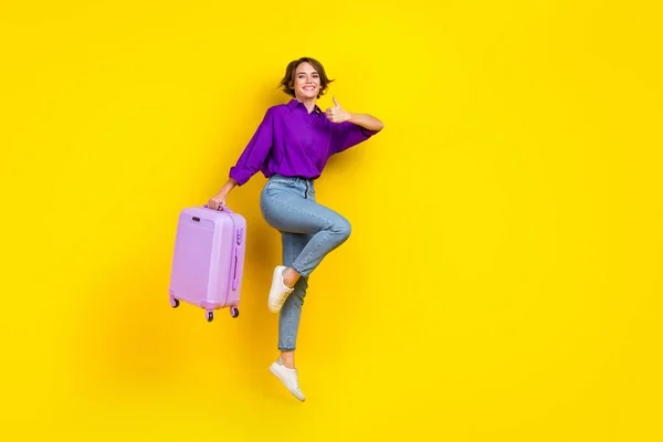 빛나는 여자의 사진빈 공간에 가방을 점프하는 보라색 셔츠를 — 스톡 사진