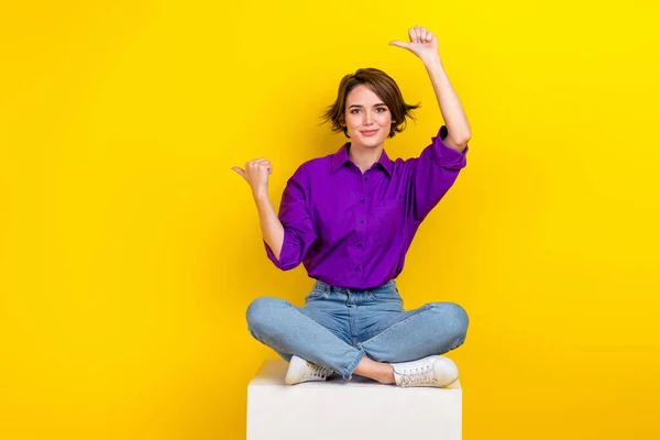 フルサイズ写真のかなり若い女の子ポイント空のスペース服スタイリッシュな紫スマートカジュアル服孤立した黄色の色の背景 — ストック写真