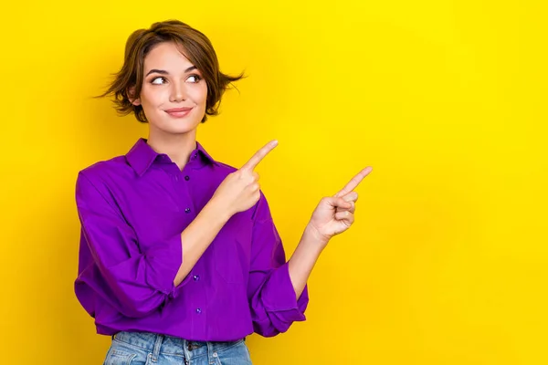 若いコンサルタントの女性の写真は 黄色の色の背景に孤立したあなたのビジネスのための紫色のシャツ直接指空のスペースヒントを着用 — ストック写真
