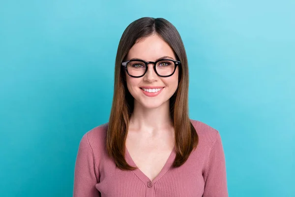 若い女の子の写真はピンクのシャツを身に着けています新しい眼鏡茶色の髪最高のオフィスマネージャープロジェクト開発者は シアン色の背景に隔離 — ストック写真