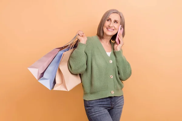 Porträt Der Interessierten Großmutter Halten Einkaufstüten Sehen Leeren Raum Gespräch — Stockfoto