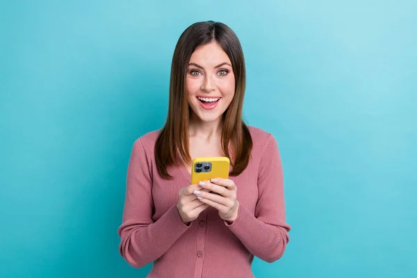 아리따운 스타일의 여자가 보라색 셔츠를 스마트폰으로 배경에 고립된 알림을 — 스톡 사진