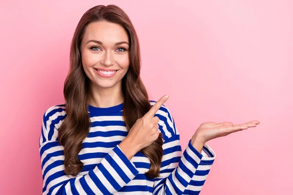 魅力的な若い女性のストライプシャツの手を直接指を保持の写真ピンクの色の背景に隔離された広告代理店のターゲット学者をお勧めします — ストック写真