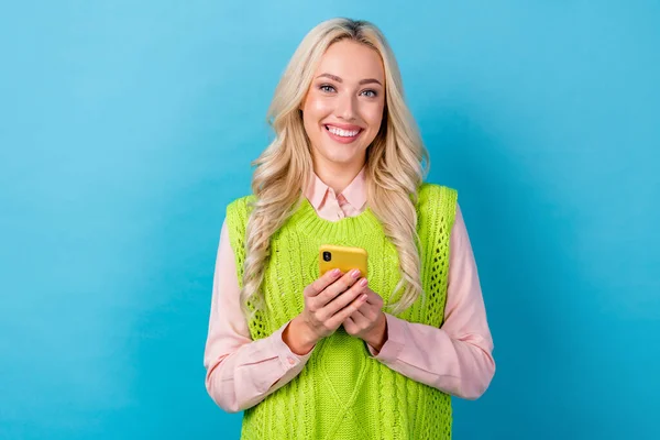 매력적 숙녀의 스타일 스마트폰 스마트폰 사용자 사과푸른 배경에 — 스톡 사진