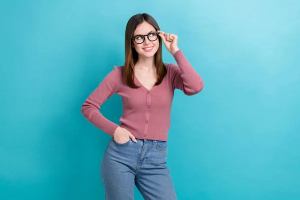 Retrato Mulher Encantadora Alegre Usar Rosa Camisa Tocando Óculos Olhar — Fotografia de Stock