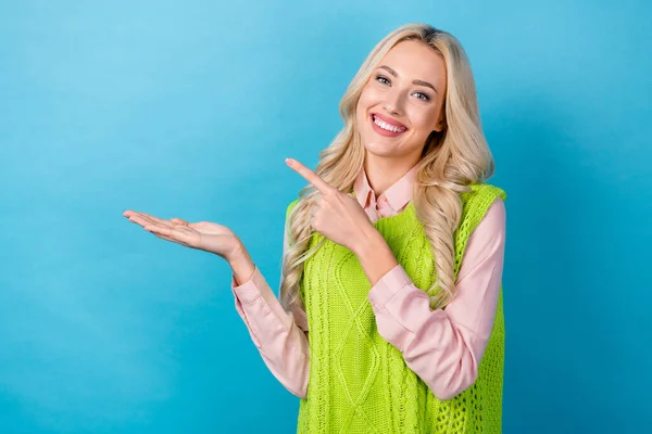 Porträtt Ganska Positiv Flicka Toothy Leende Indikerar Finger Handen Hålla — Stockfoto