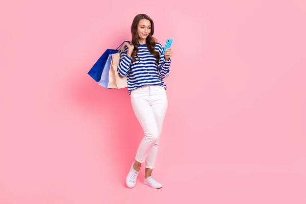Full Length Body Photo Young Shopaholic Girl Hold Phone Read — Φωτογραφία Αρχείου