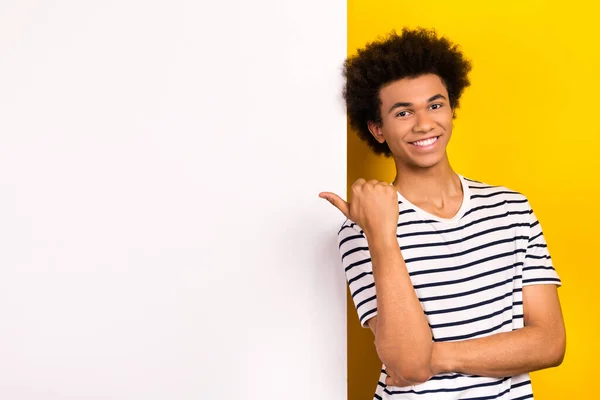 Photo Young Cheerful Guy Handsome Point Finger Empty Space Whiteboard — Stock Photo, Image