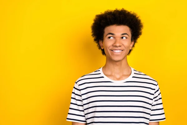 Retrato Chico Joven Guapo Usar Rayas Camiseta Sonrisa Mirada Espacio — Foto de Stock