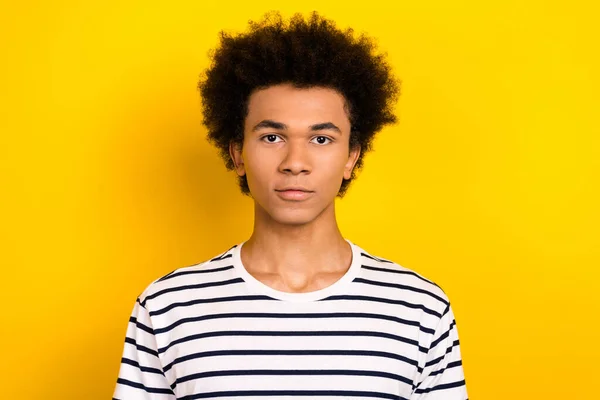 Foto Retrato Joven Hombre Negocios Usar Camiseta Rayas Chevelure Peinado —  Fotos de Stock