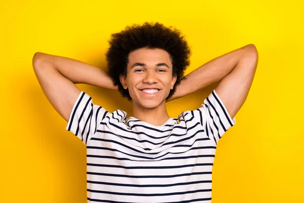 Foto Hombre Joven Relajado Usar Camisetas Rayas Manos Cabeza Fin — Foto de Stock