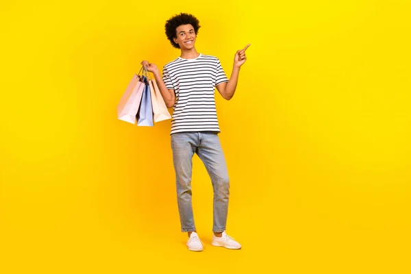 フルボディ画像広告ブランドデザイン男直接指空スペースホールドショッピングバッグ夏販売孤立で黄色色背景 — ストック写真