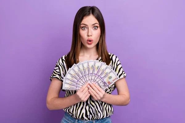Güzel Genç Milyoner Kızın Fotoğrafı Zebra Tişörtü Giy Çok Para — Stok fotoğraf